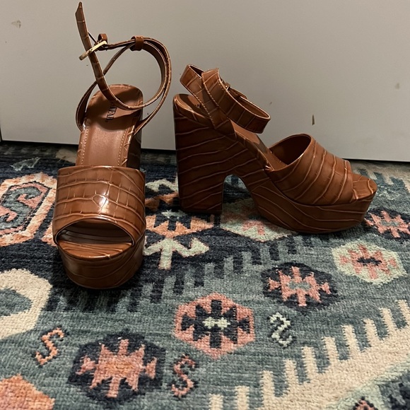 Faux Alligator Platforms - Picture 2 of 3